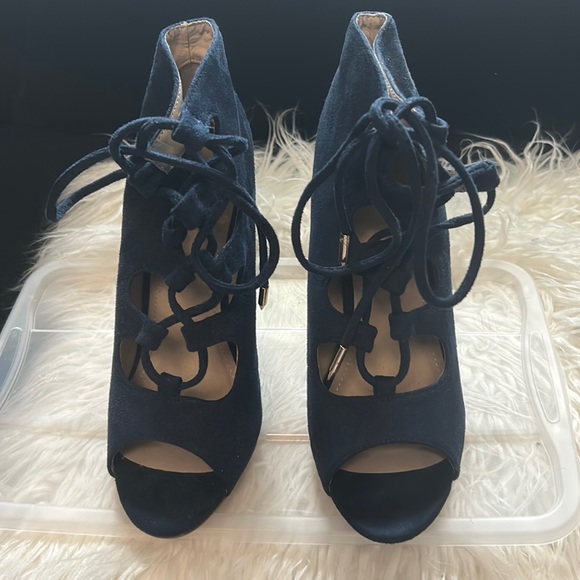 Navy blue three and heels never worn - Picture 1 of 5